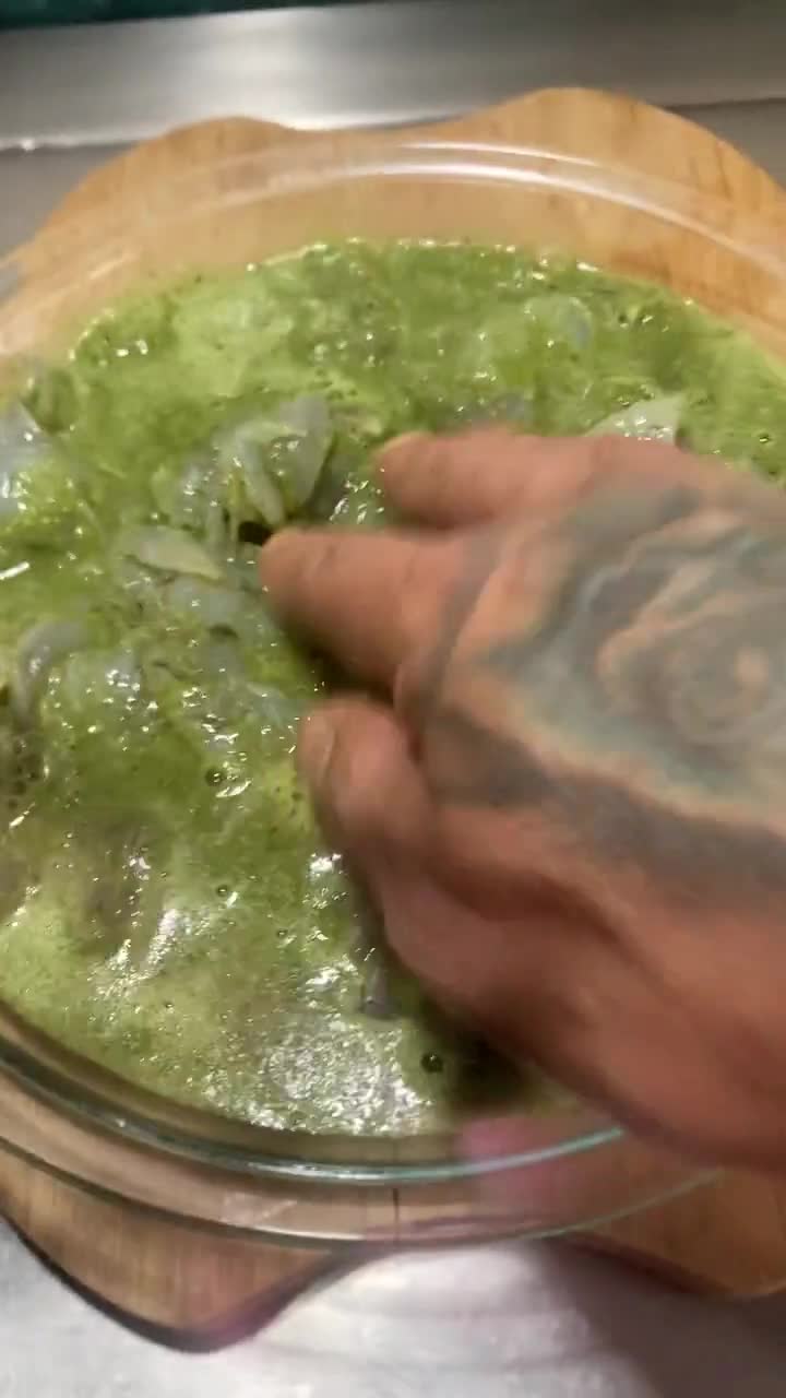 Foto del paso 3 de la receta: *Aguachile de Camarones con Chile Habanero Encima*