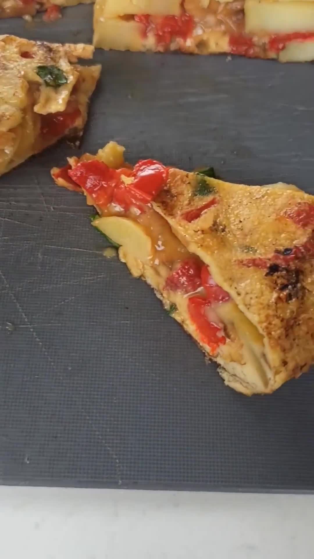 Une image de l'étape 4 de Tortilla aux pommes de terre, ciboule et poivron.