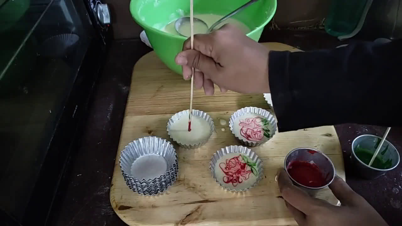 Foto langkah ke 6 dari resep Bolu Panggang Motif.