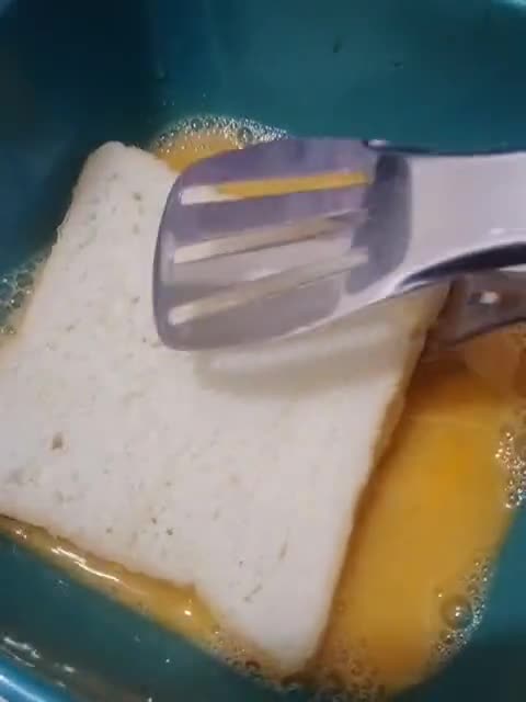 Gambar langkah 2 resipi Roti Telur Bakar Cheese.