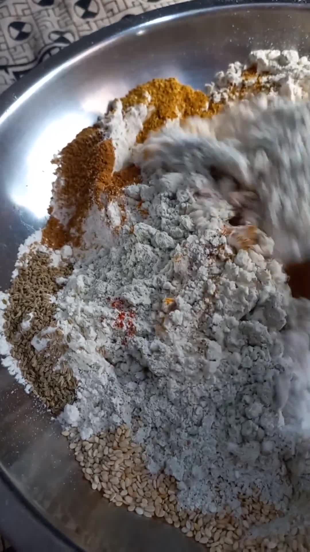 बाजरा मेथी ढेबरा (Bajra Methi Dhebra ki recipe in hindi) रेसिपी चरण 2 फोटो