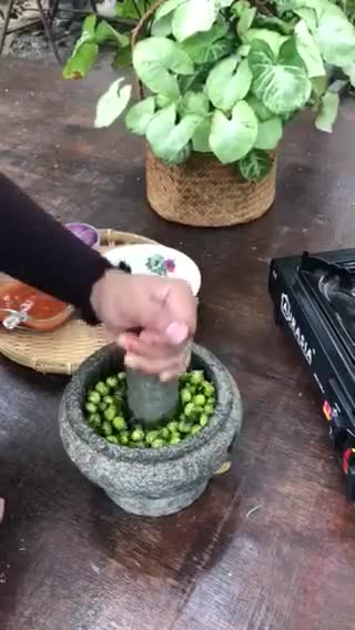 Gambar langkah 2 resipi Sambal Terung Pipit.
