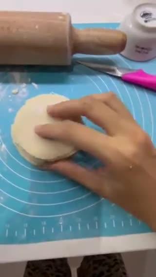 Foto langkah ke 3 dari resep Kulit dimsum manual tanpa mesin, takaran sendok.