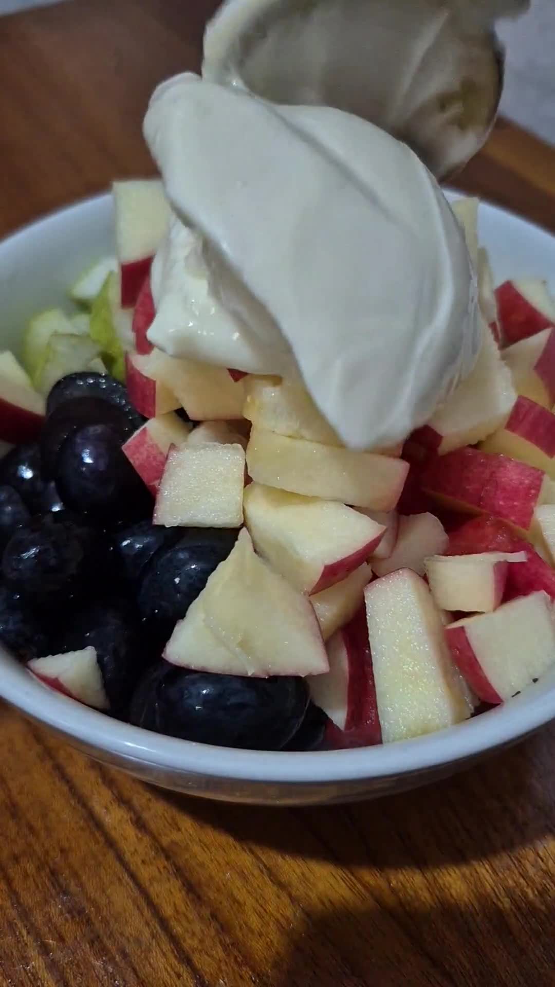 Foto langkah ke 2 dari resep Salad Buah Yogurt.