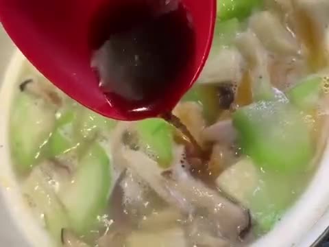 鹹蛋の蘋果絲瓜鮮菇湯的食譜步驟6照片