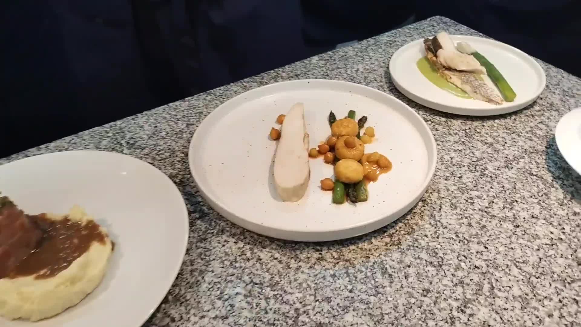 Foto del paso 1 de la receta: Suprema de pollo con malfatis, espárragos y salsa de garbanzos (con sabayon de queso)