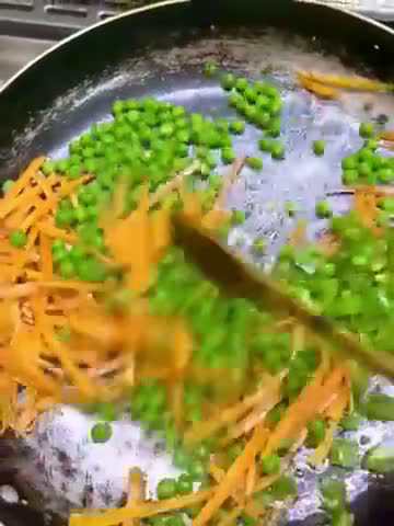 صورة لخطوة 1 من وصفة الارز الصيني بالخضار - اعادة تدوير الارز المطبوخ 🍚🇨🇳
