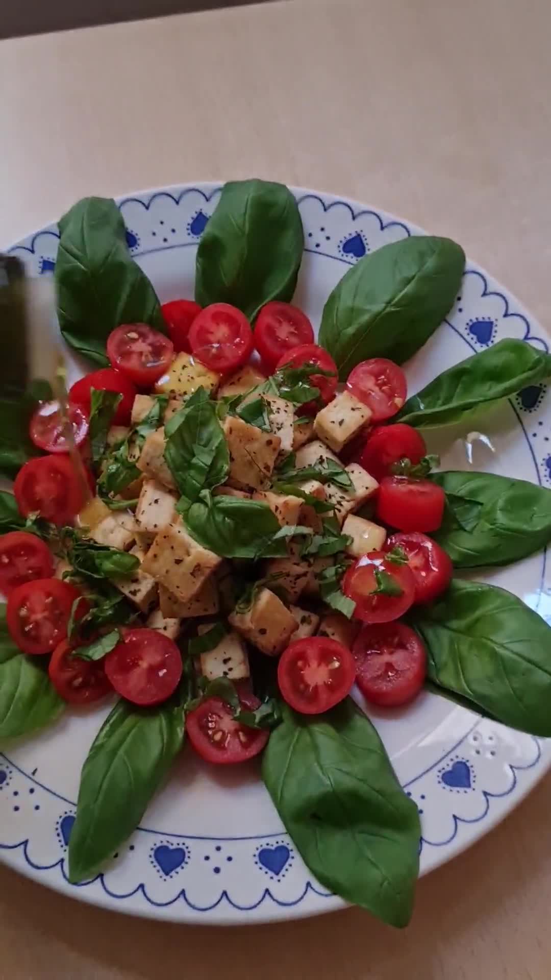 Foto del paso 6 de la receta: Tofu a la albahaca 🌱 Ensalada inspirada en Caprese pero vegan 🌱 Tofu, tomates cherry, albahaca y AO