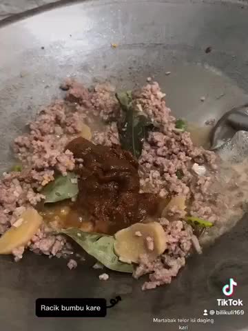 Foto langkah ke 2 dari resep Martabak telor isi daging kari.