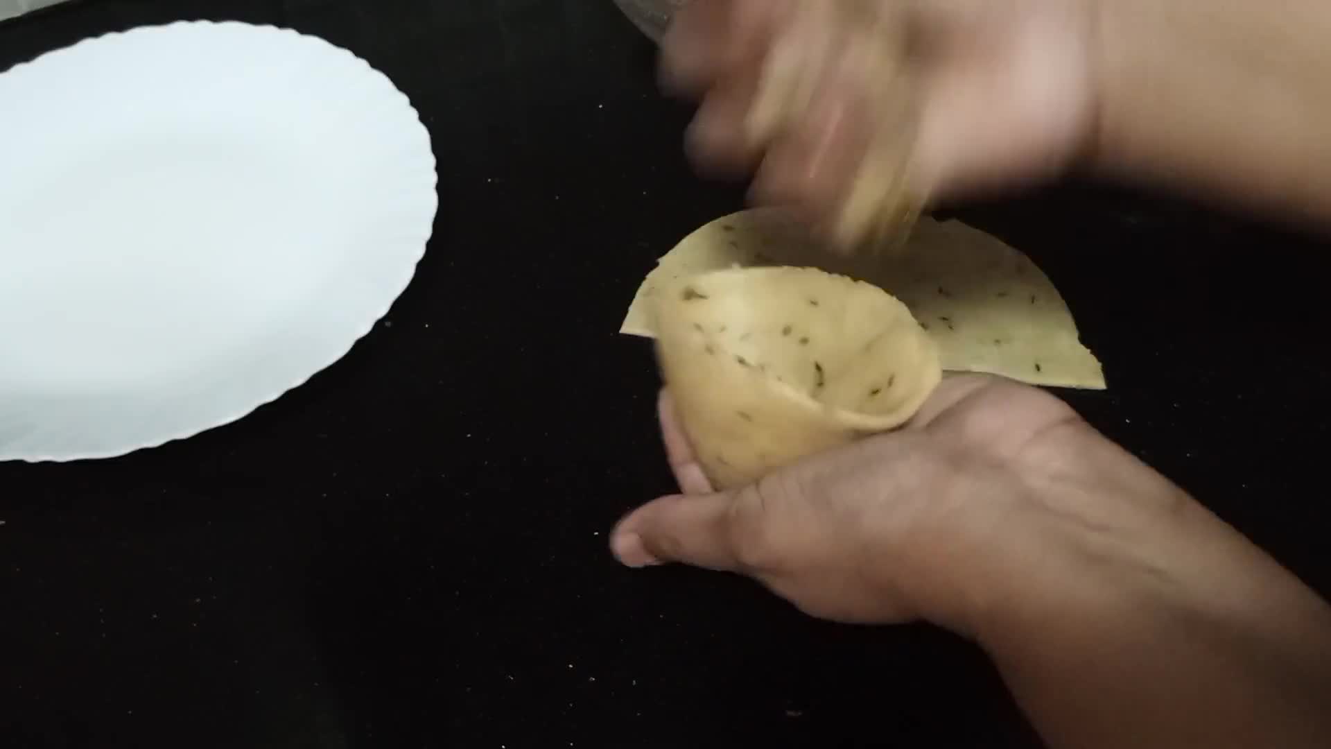 A picture of step 11 of Aloo Ke samosay.