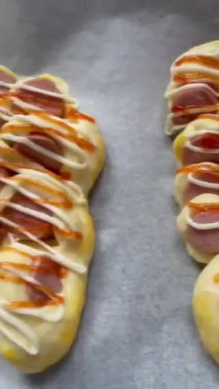 Gambar langkah 7 resipi Roti sosej simple.