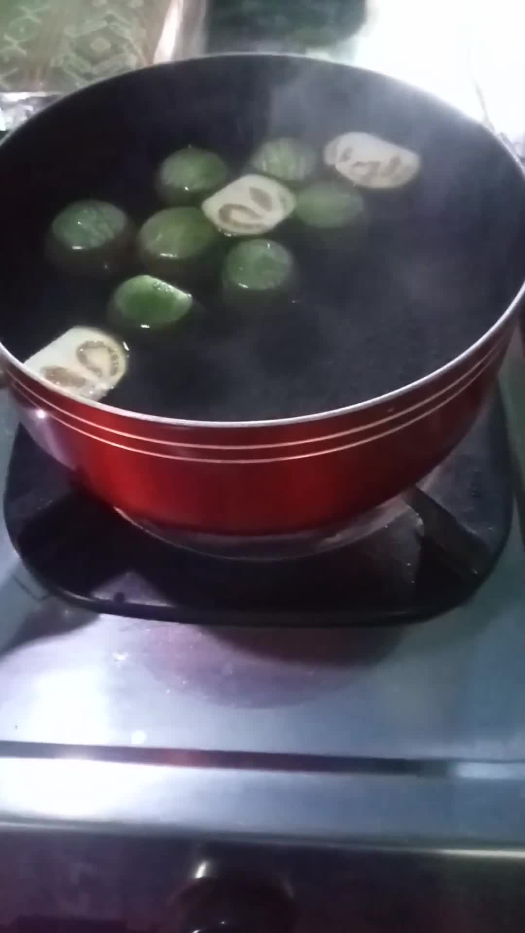 Foto langkah ke 2 dari resep Bening Kelor Kemangi Terong Bulat.