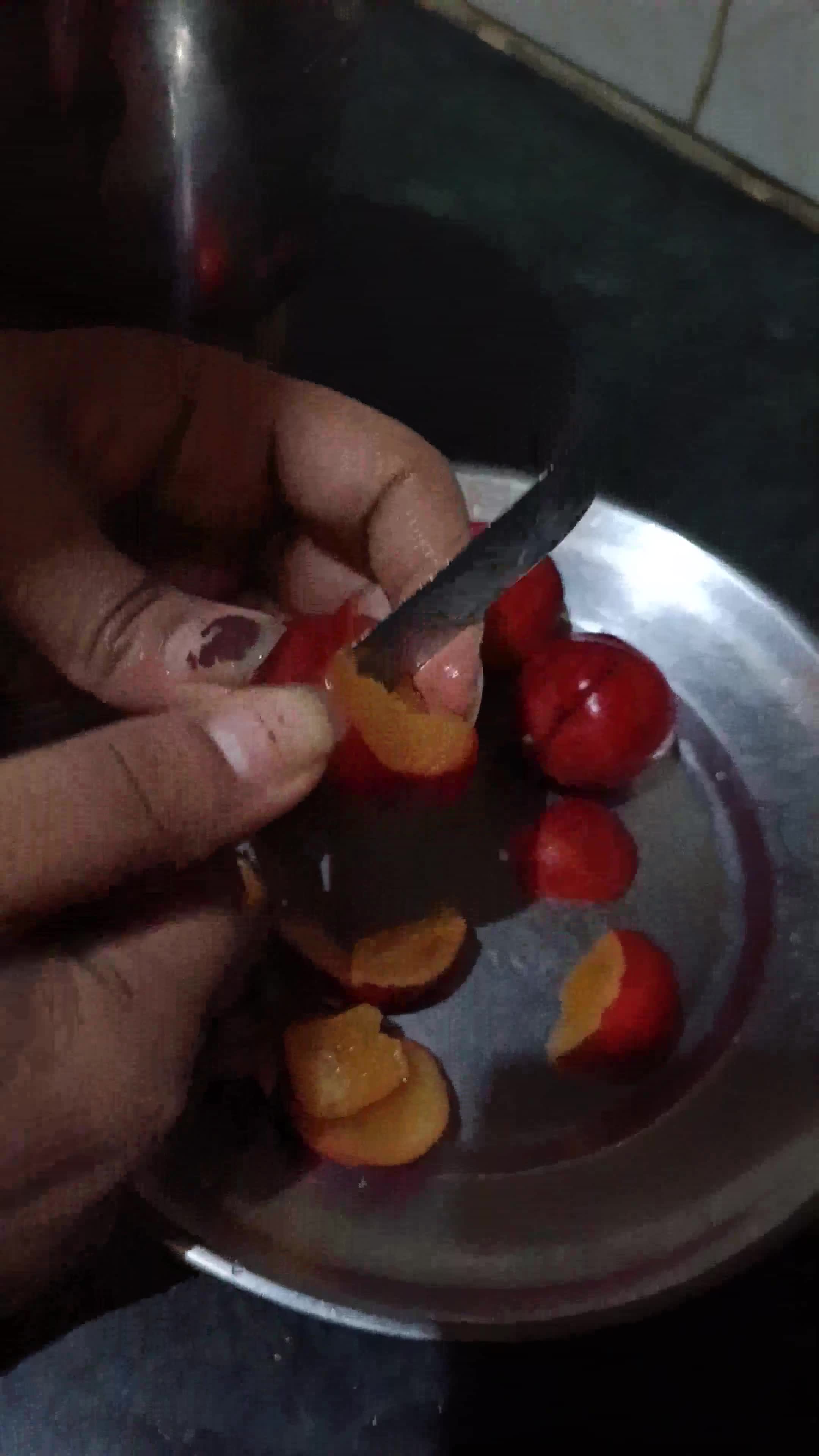 प्लम की खट्टी मीठी चटनी रेसिपी चरण 2 फोटो