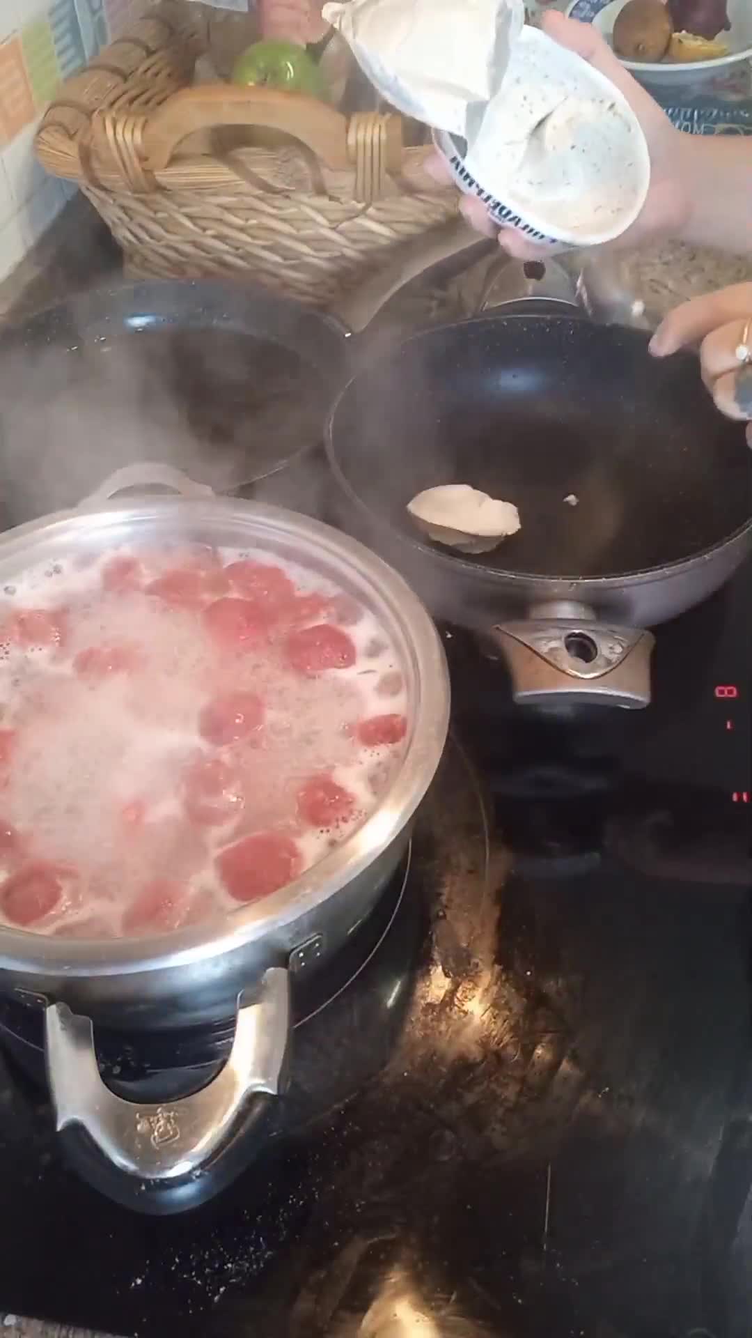 Foto del paso 4 de la receta: Raviolis de pollo con masa de remolacha y salsa trufada