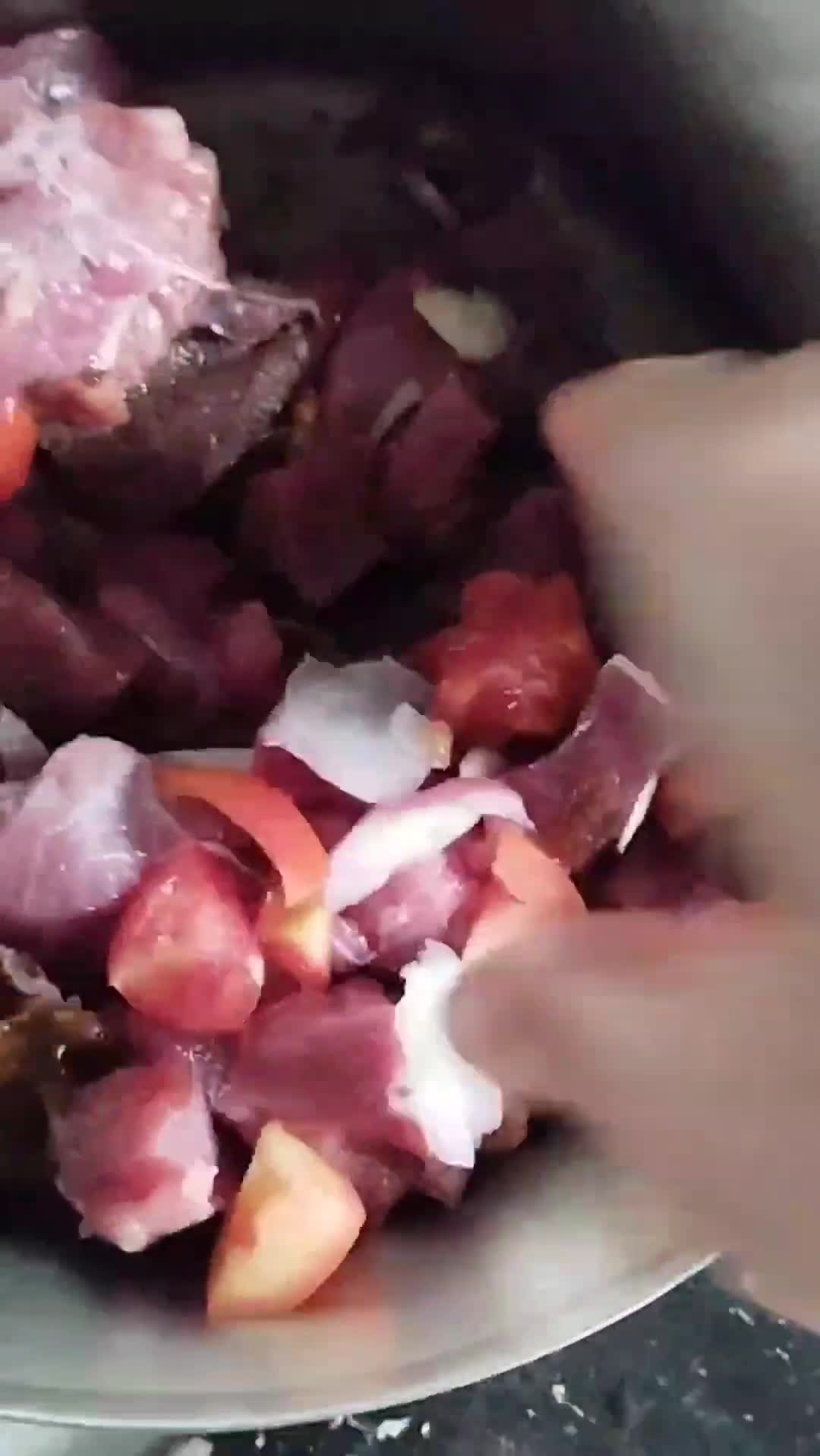 Foto langkah ke 3 dari resep Sate Sapi Marinasi Tomat Buah.