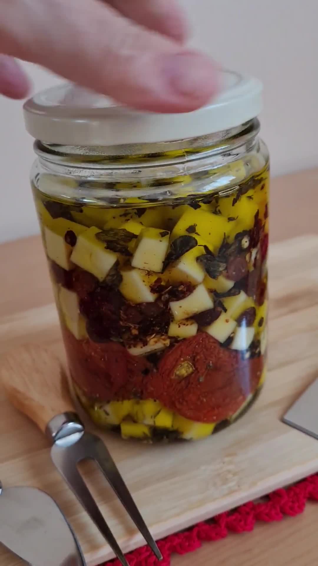 Foto del paso 5 de la receta: Quesitos saborizados con hierbas, especias, tomates secos y uvas pasa en AOVE