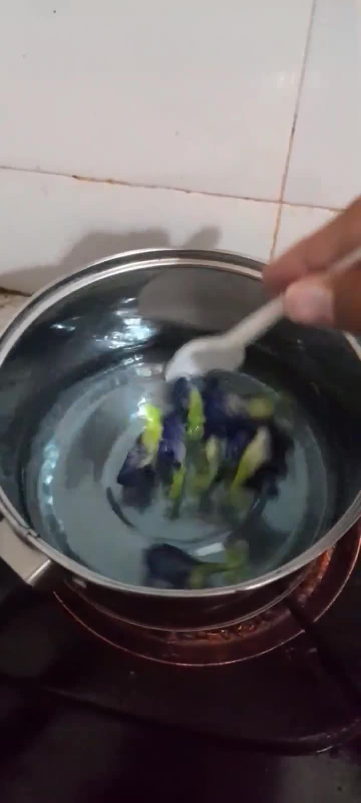Foto langkah ke 4 dari resep Es Teh Bunga Telang.