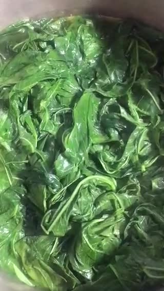 Foto langkah ke 2 dari resep Daun Singkong Stok Kulkas.