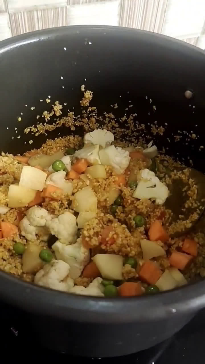 दलिया मूंग दाल खिचड़ी (daliya moong dal khichdi recipe in Hindi) रेसिपी चरण 5 फोटो