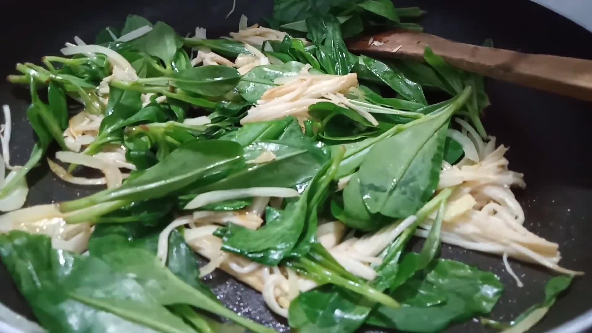 Foto langkah ke 3 dari resep Tumis daun Gingseng jawa Jamur enoki.