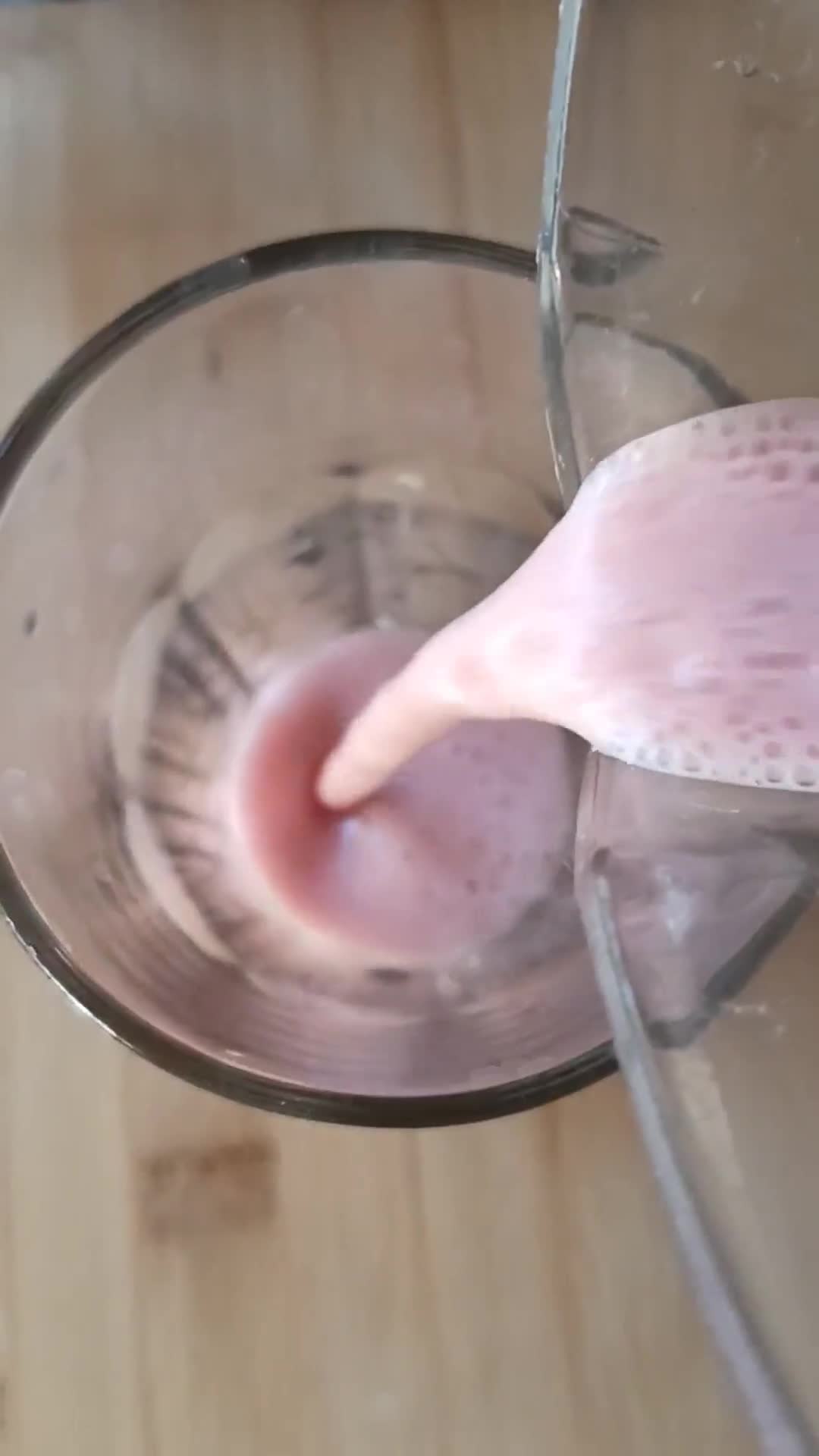 Foto del paso 2 de la receta: Smoothie: almendras, manzana, frutillas