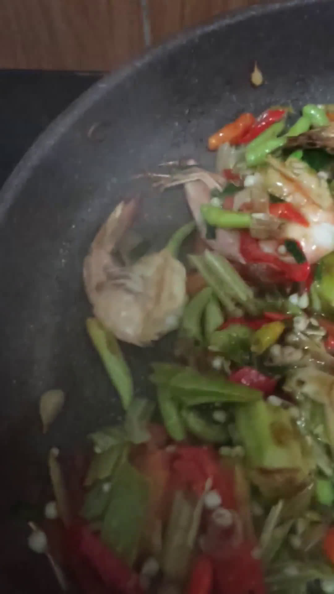 Foto langkah ke 5 dari resep Tumis Okra Udang.