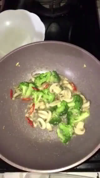 Foto langkah ke 3 dari resep Brokoli Jamur Kuah.