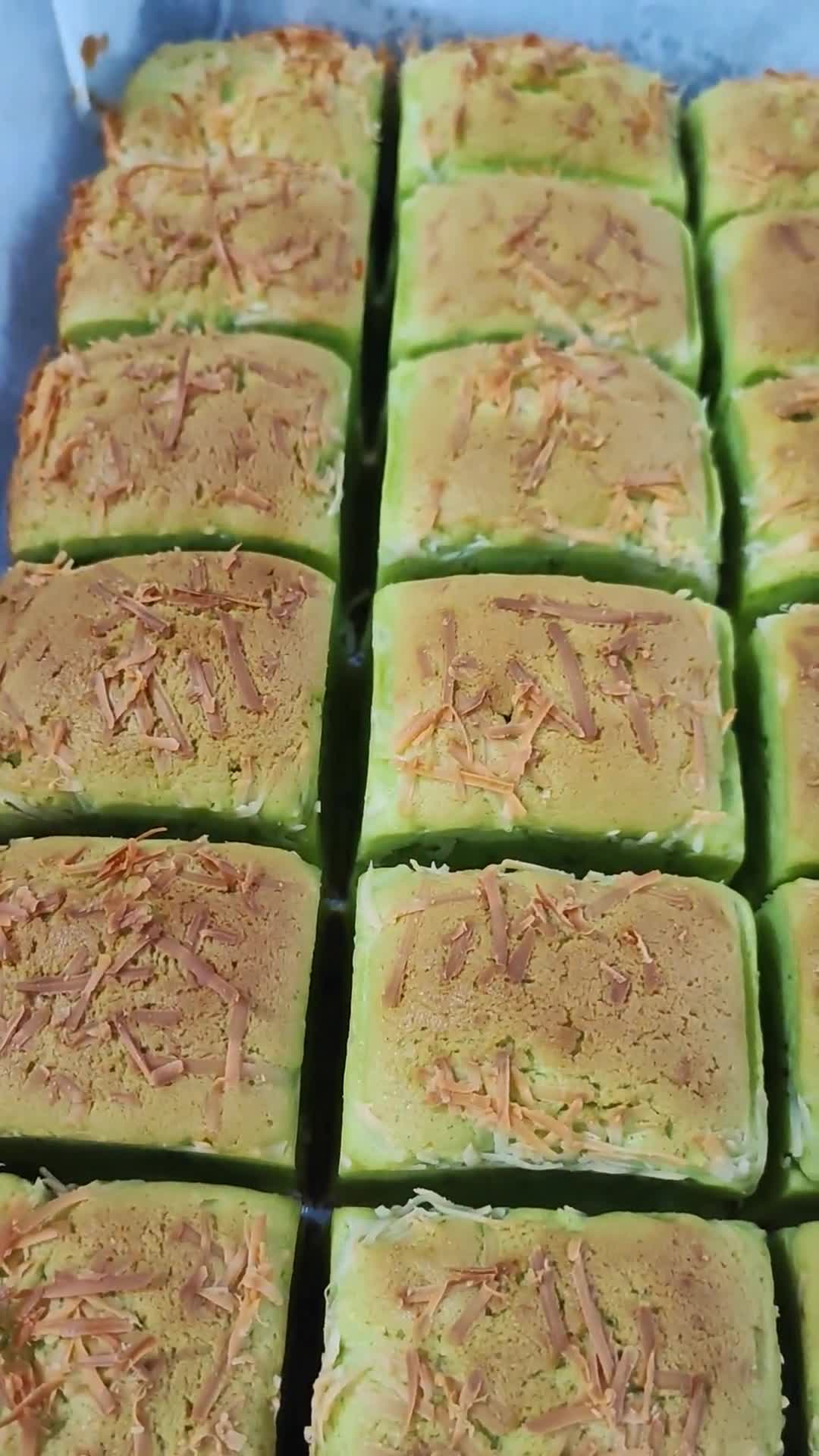 Foto langkah ke 6 dari resep Bolu Pandan Keju Panggang.