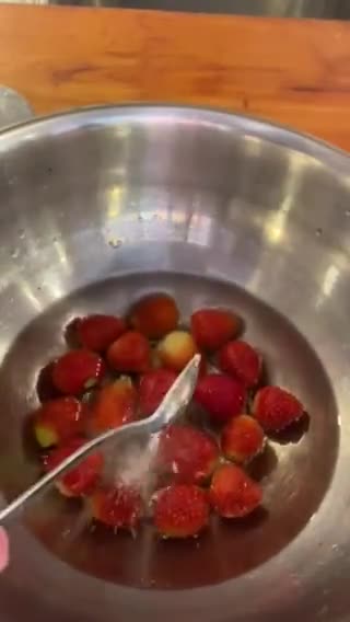 Foto langkah ke 1 dari resep Strawberry Jam Homemade (2 Bahan).