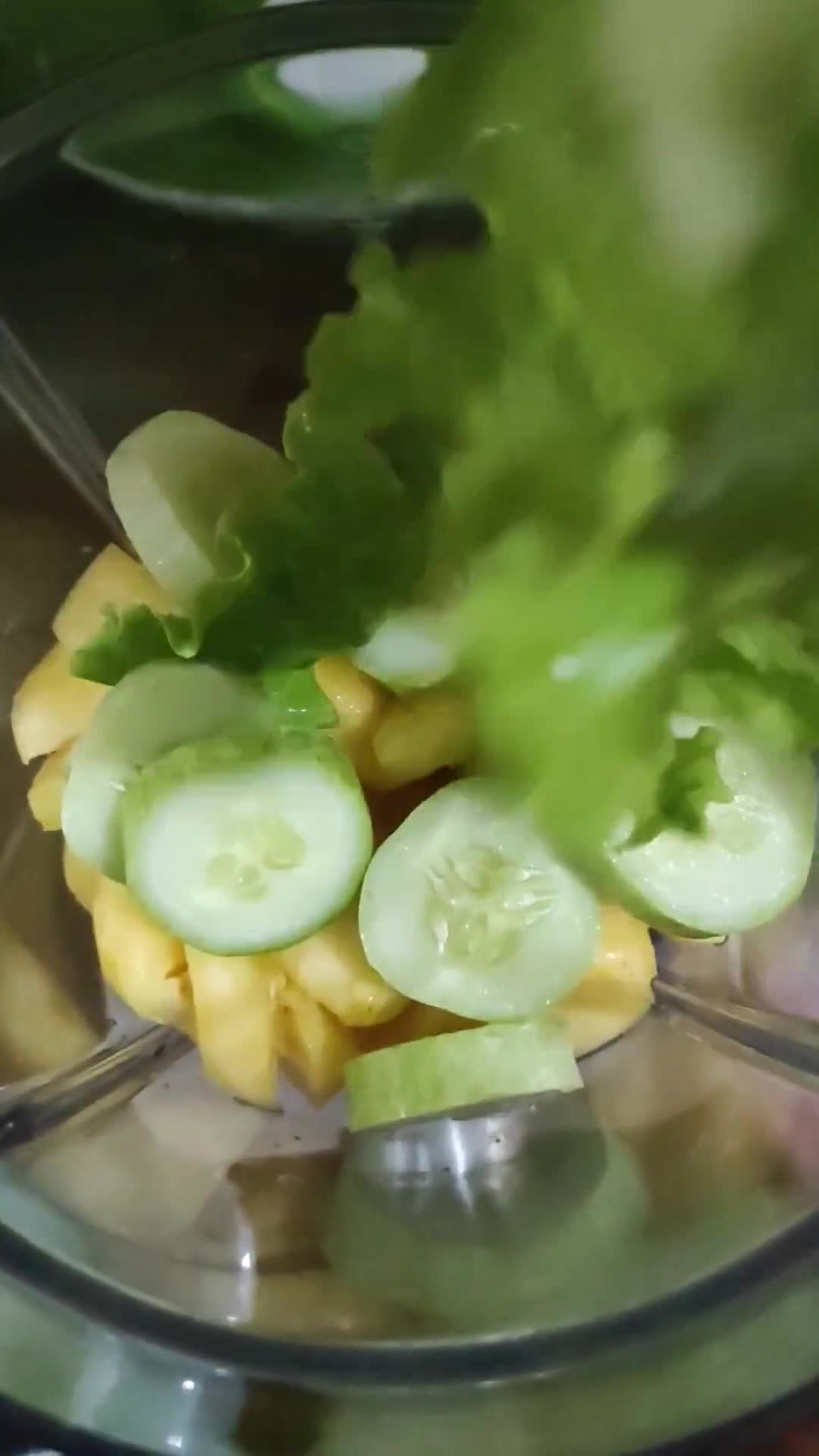 Foto langkah ke 3 dari resep Green Smoothie (Lettuce, Timun, Nanas).