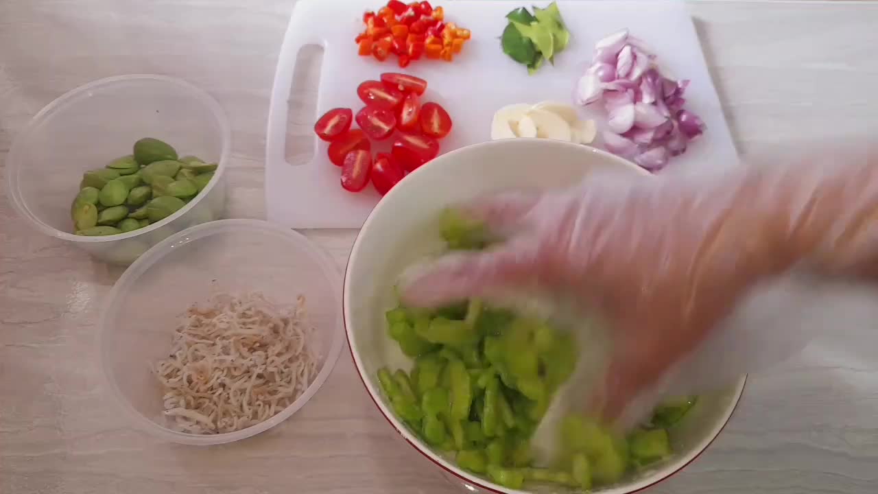 Foto langkah ke 3 dari resep Tumis Pare Petai dan Teri.