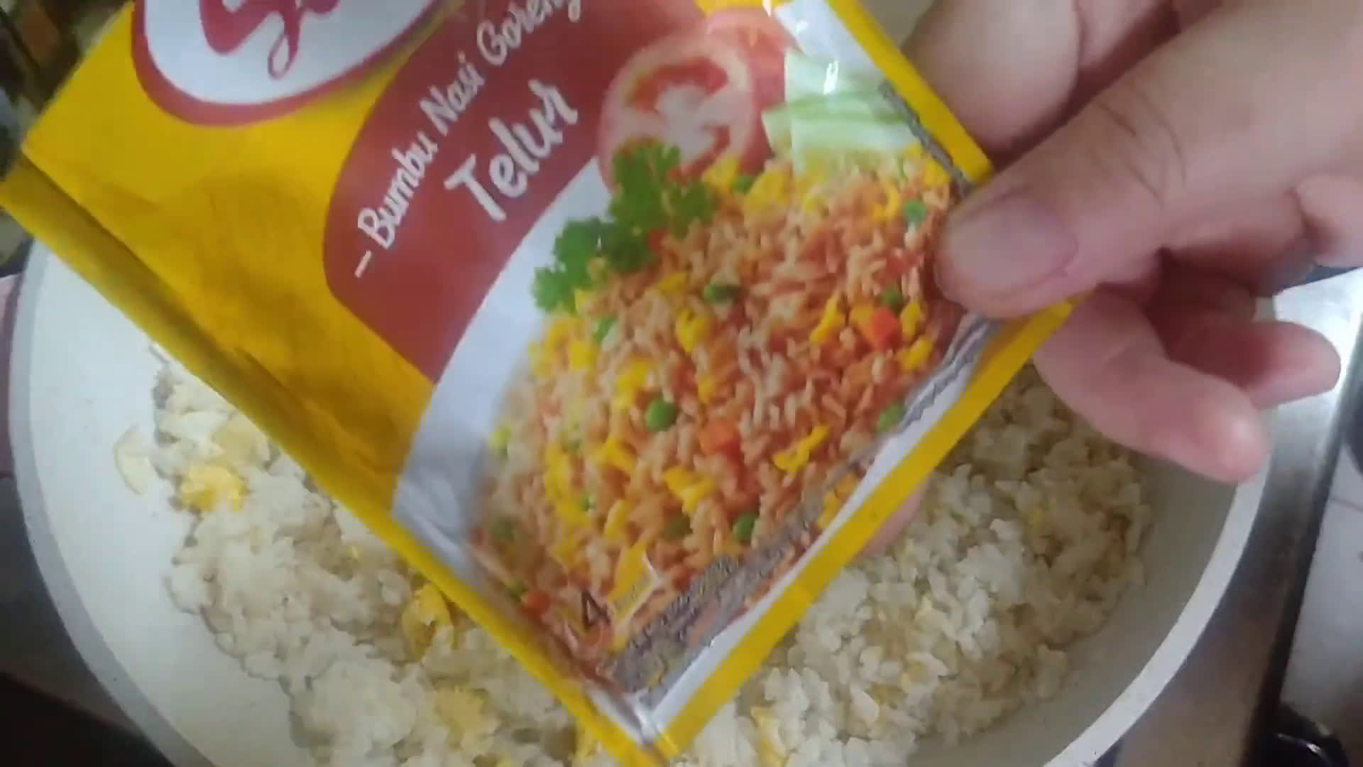 Foto langkah ke 3 dari resep 176. 🍳Nasi Goreng Telur 🍳.