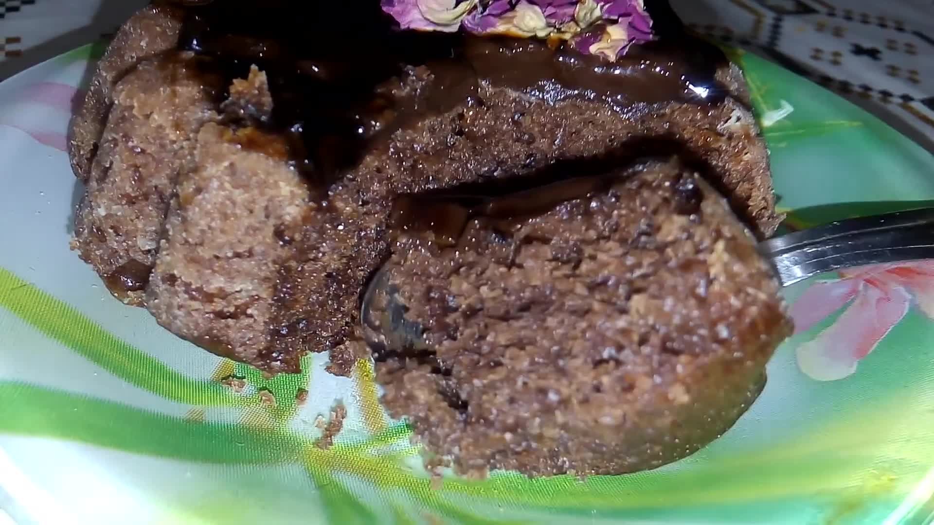 صورة لخطوة 12 من وصفة كيكات فردية بالميكسور بذوق الشكولاتة 🍫
