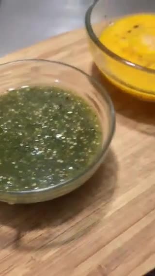 Foto del paso 1 de la receta: Huevos Revueltos en Sala Verde Con Cilantro 🌿