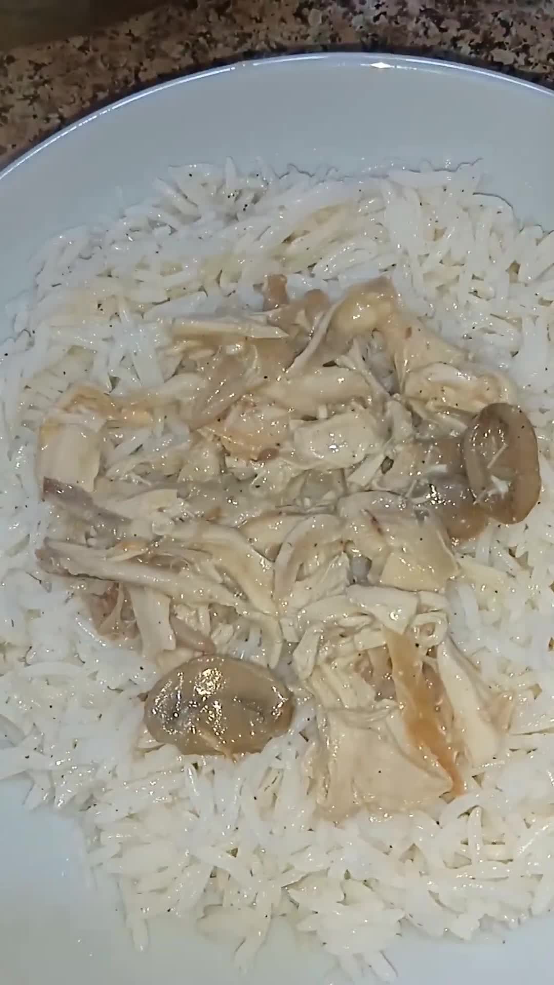 Une image de l'étape 4 de Poulet crémeux aux champignons de Paris et au riz basmati.