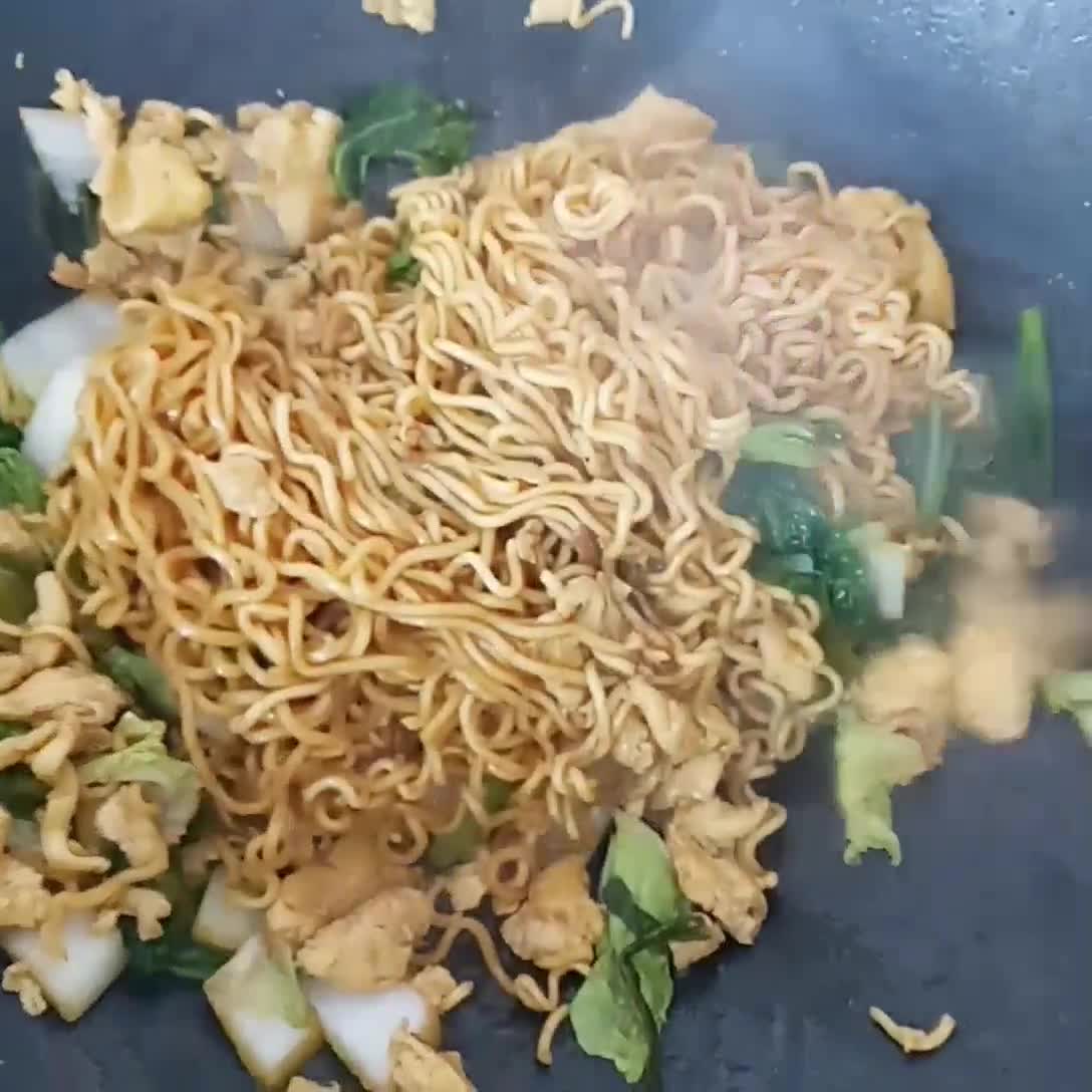 Foto langkah ke 4 dari resep Bakmi Goreng Bumbu Dasar Putih.