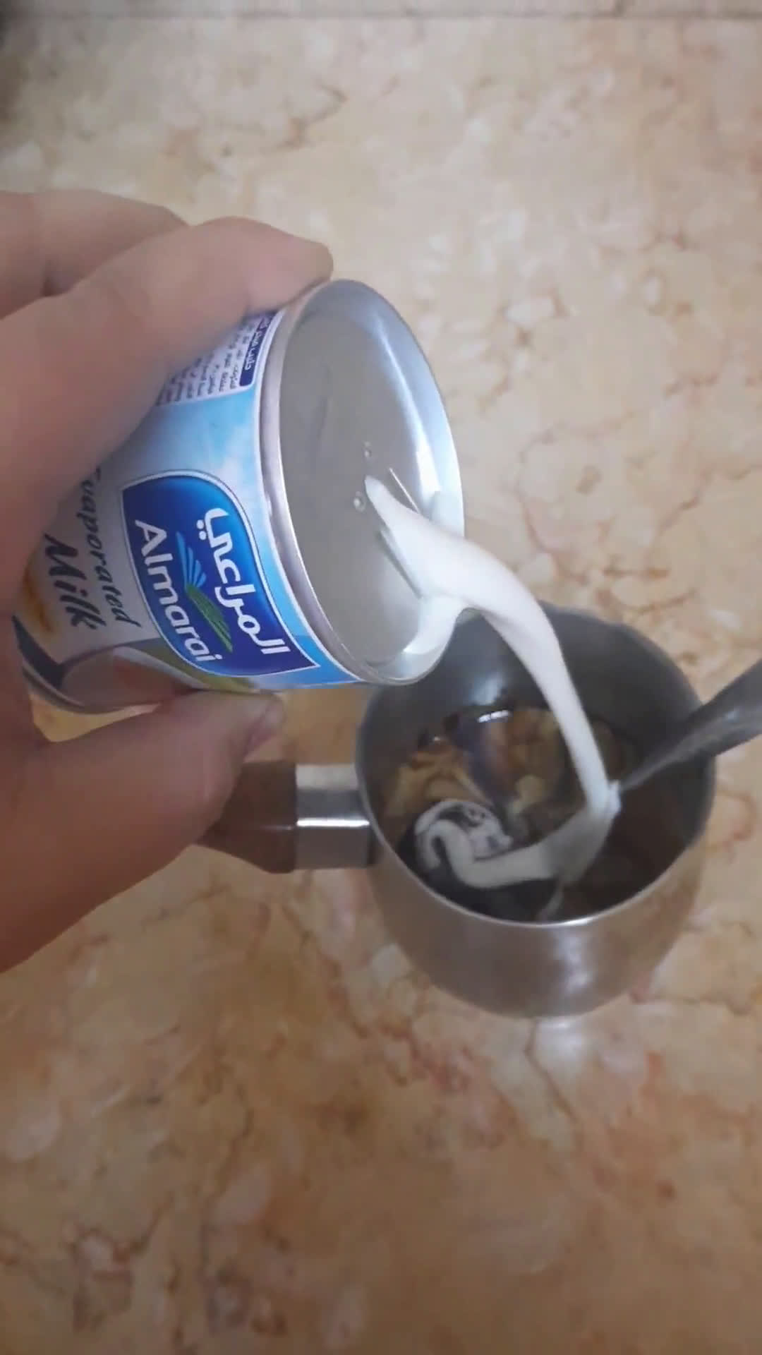 صورة لخطوة 1 من وصفة نيسكافي بالحليب المبخر ☕🥛