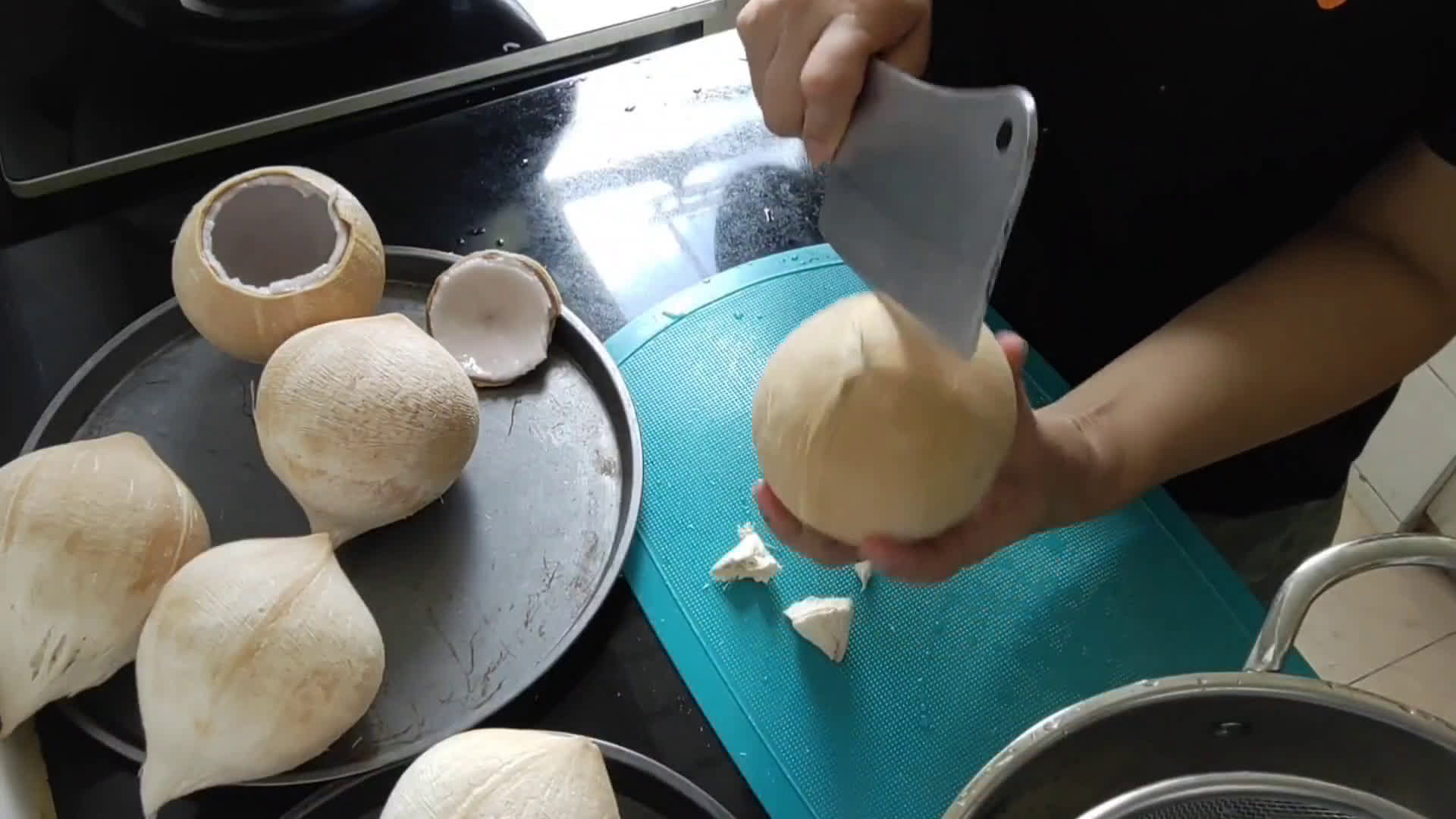 Foto langkah ke 1 dari resep Pudding kelapa muda dalam tempurung | #caramemotongkelapamuda.