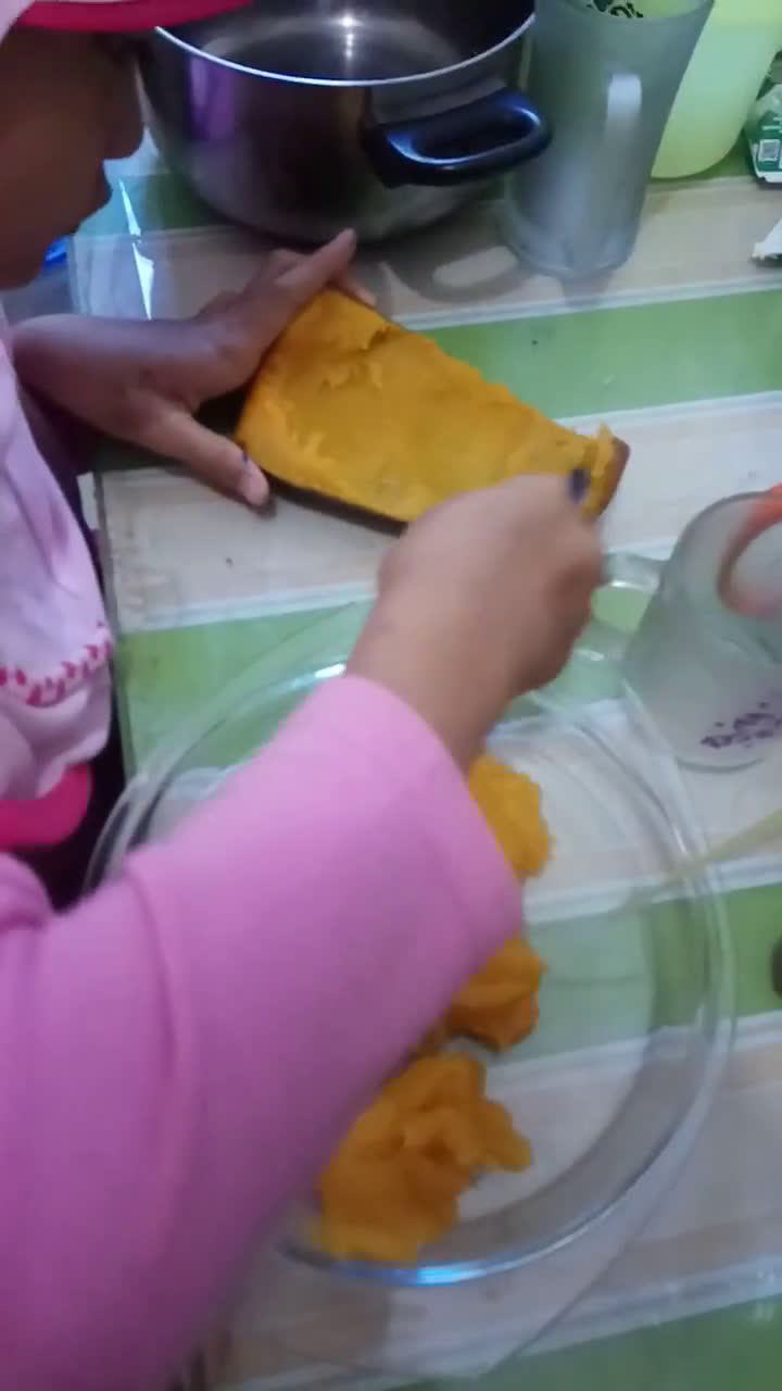 Foto langkah ke 1 dari resep Bubur Labu Kuning Creamy Topping Almond Kismis (Booster ASI).