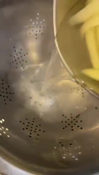 صورة لخطوة 5 من وصفة -بطاطس مقليه لذيذه ومقرمممشه 🍟😋