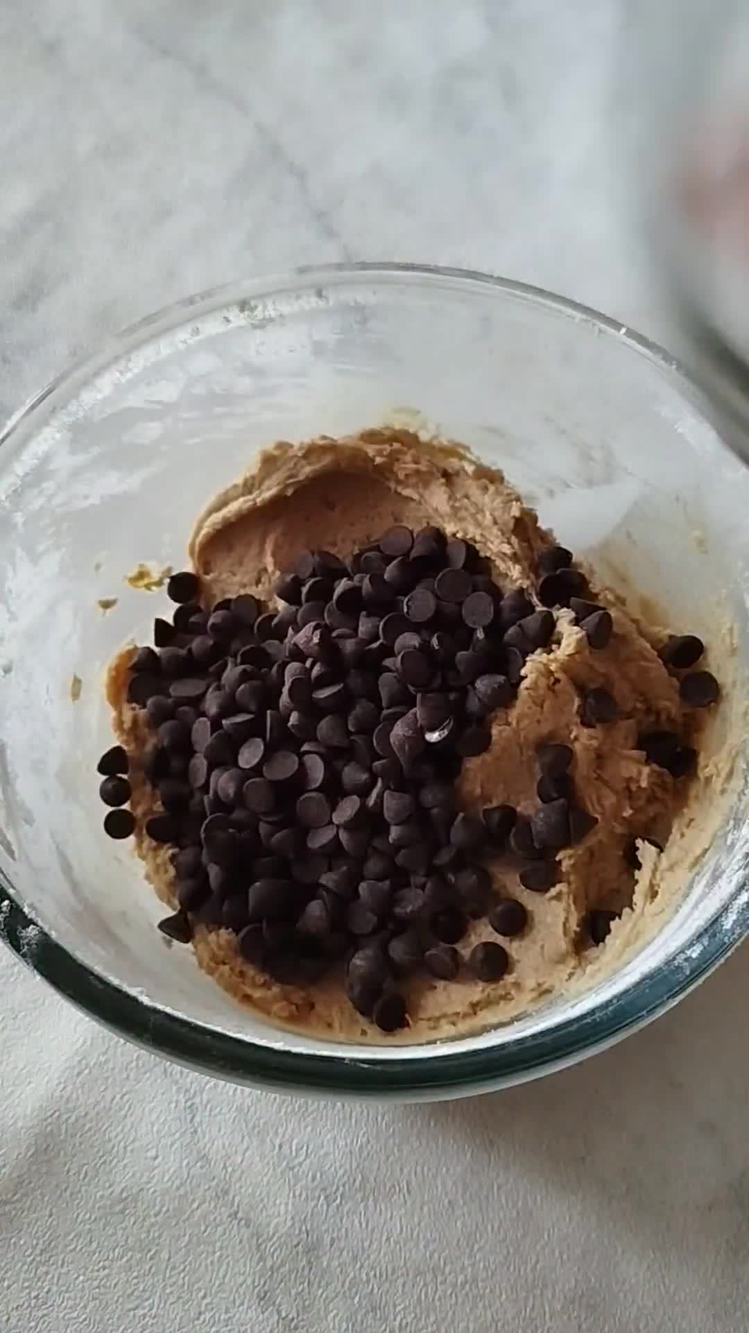 Foto langkah ke 5 dari resep Mini Chocolate Chips Cookies ala Famous Amos.