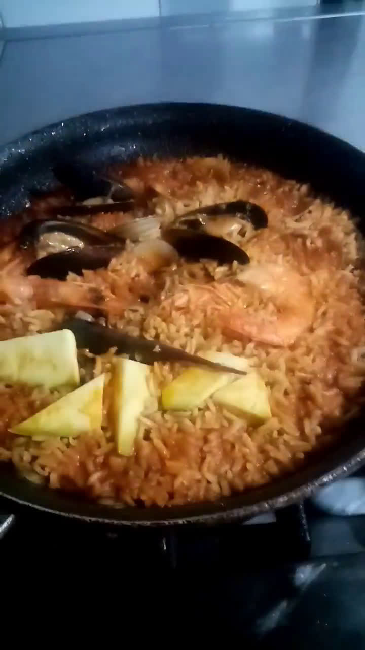 Foto del paso 5 de la receta: 🍅🥕🥘Arroz rojo con mariscos 🦐🦀