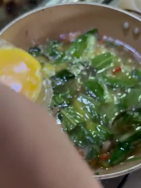 Foto langkah ke 3 dari resep Sup telur Seafood.