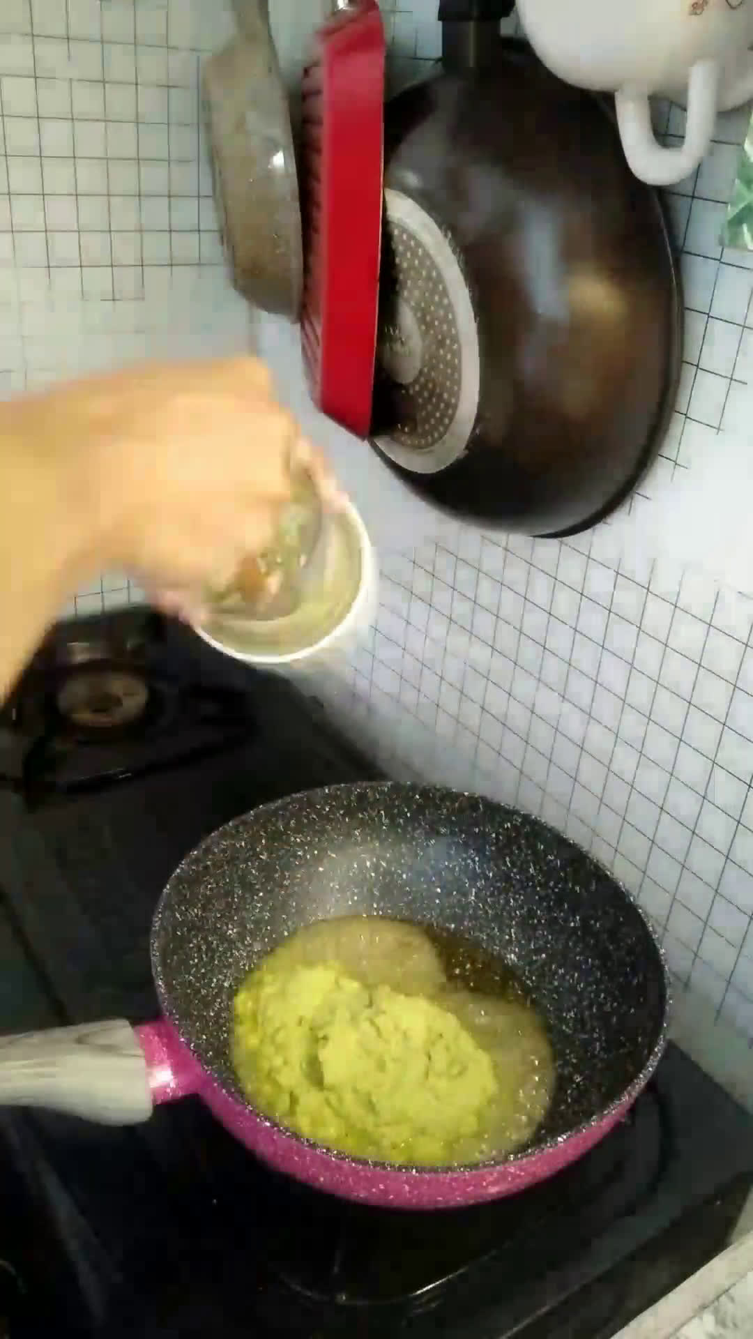 Foto langkah ke 2 dari resep Tongkol suwir lombok ijo.