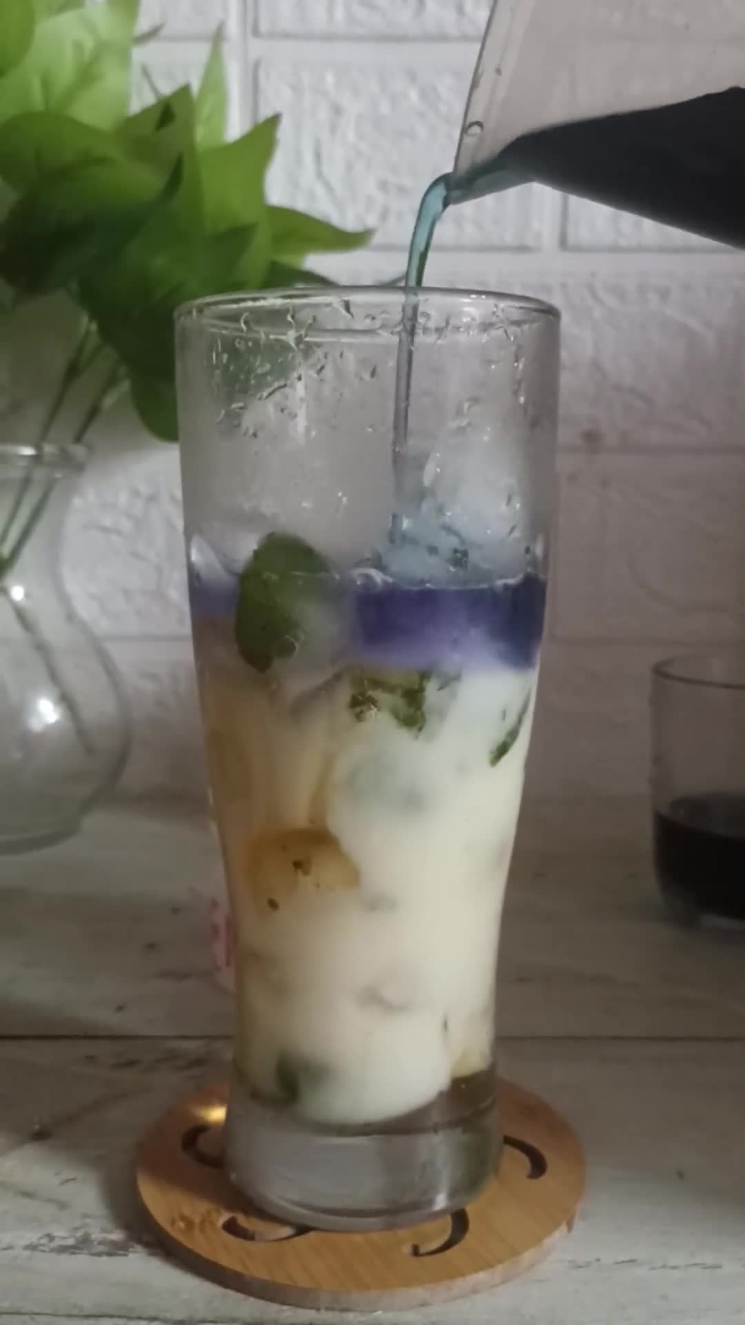 Foto langkah ke 3 dari resep Es Teh Bunga Telang Madu Yakult #319.