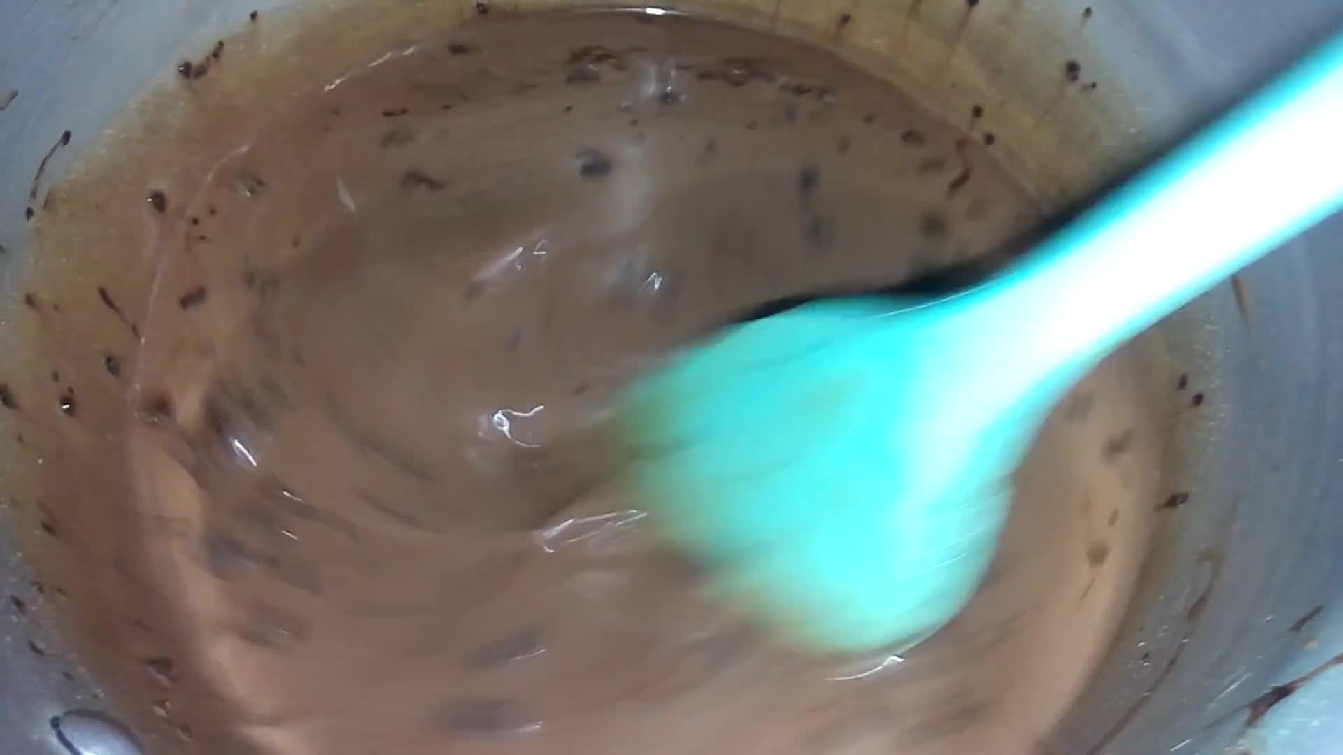 صورة لخطوة 8 من وصفة كيكات فردية بالميكسور بذوق الشكولاتة 🍫