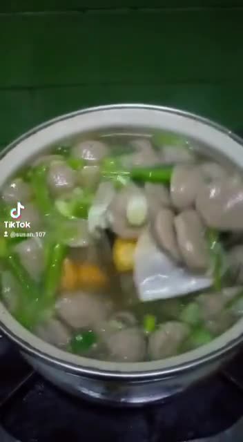 Foto langkah ke 4 dari resep 236) sayur sop bakso.