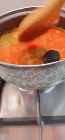 صورة لخطوة 2 من وصفة كبسة السمك بالطماطم