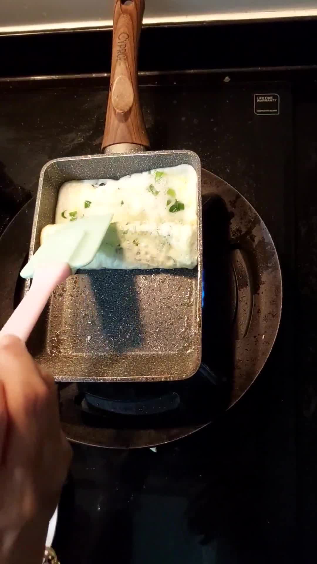 Foto langkah ke 2 dari resep Dadar Telur Gulung Isi Keju.