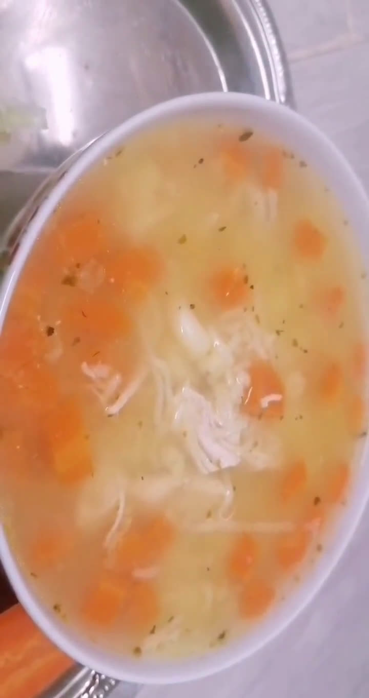 صورة لخطوة 2 من وصفة شوربة الدجاج بالشعريه